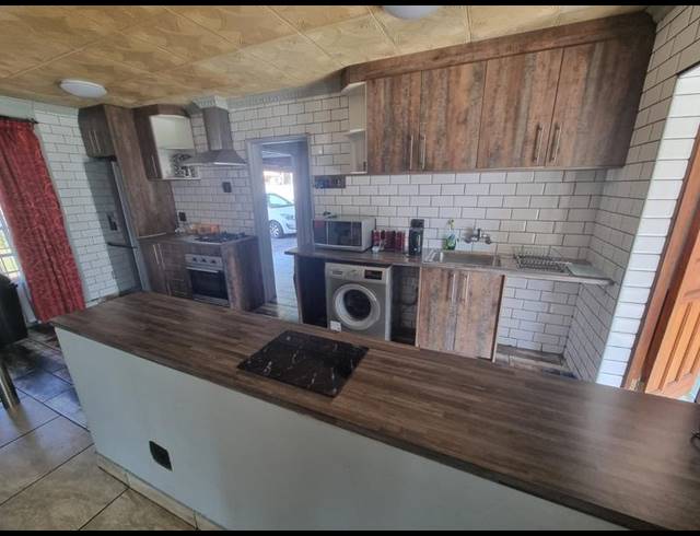 5 BEDROOM HOUSE FOR SALE IN ALBERTSDAL